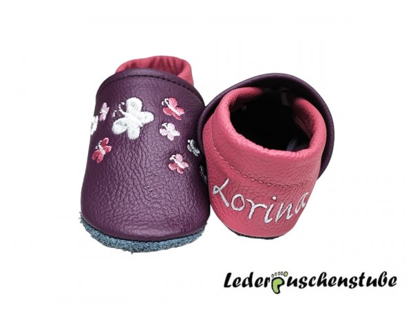Lederpuschen pflaume-altrosa; Namen Ferse links grau und 9 Schmetterlinge altrosa-grau-rosa-weiß 